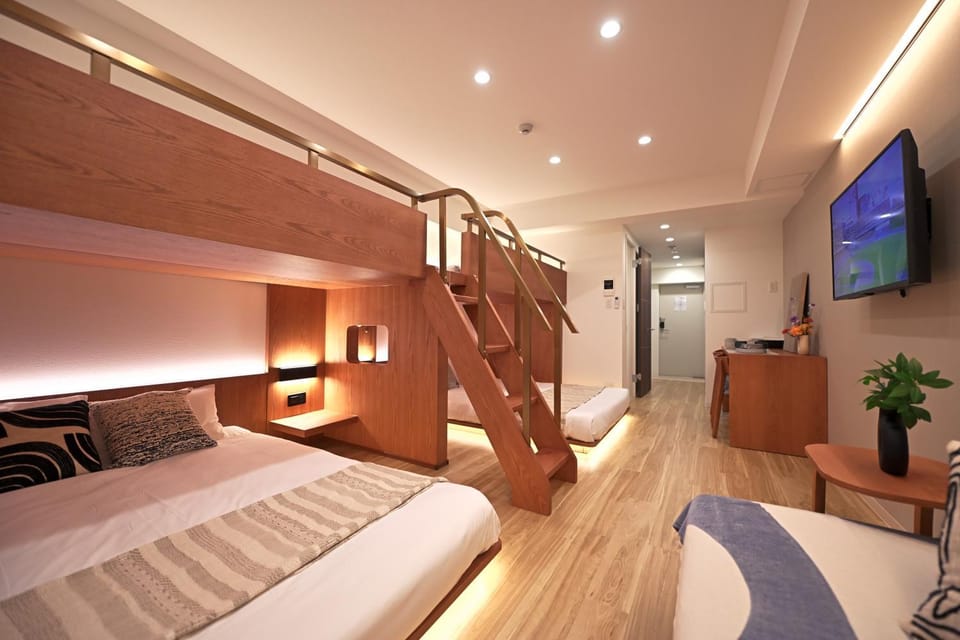Bed, TV and multimedia, Bedroom