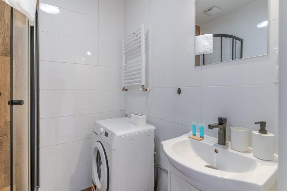 Shower, Bathroom, towels, washing machine
