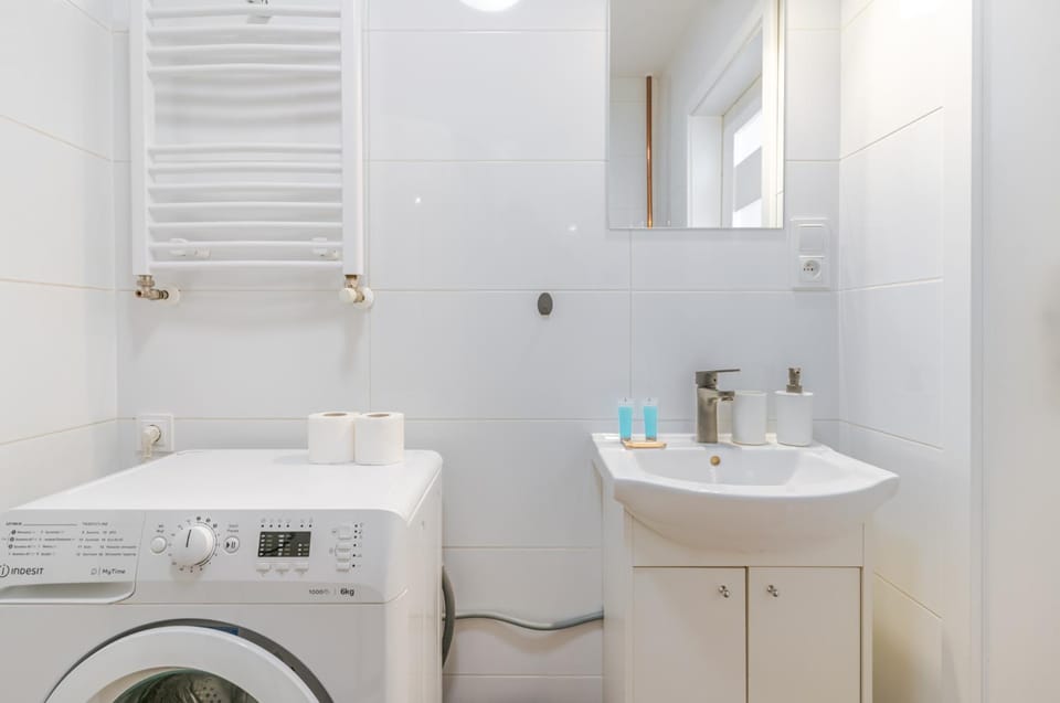 Bathroom, towels, washing machine