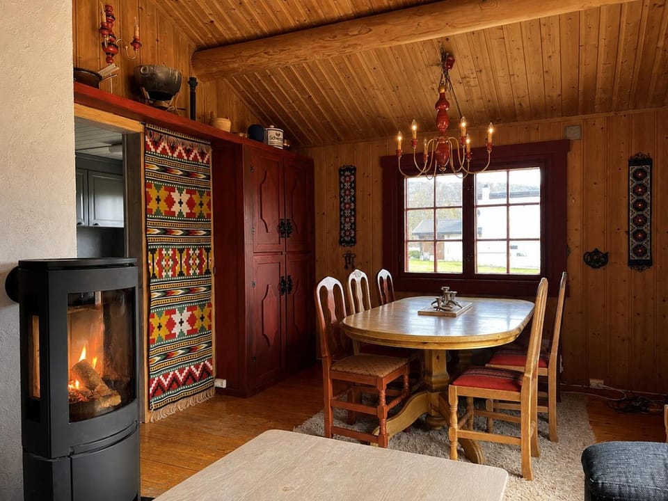 Living room, Seating area, Dining area, fireplace