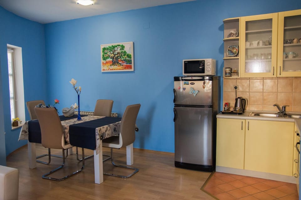 Coffee/tea facilities, Kitchen or kitchenette, Dining area