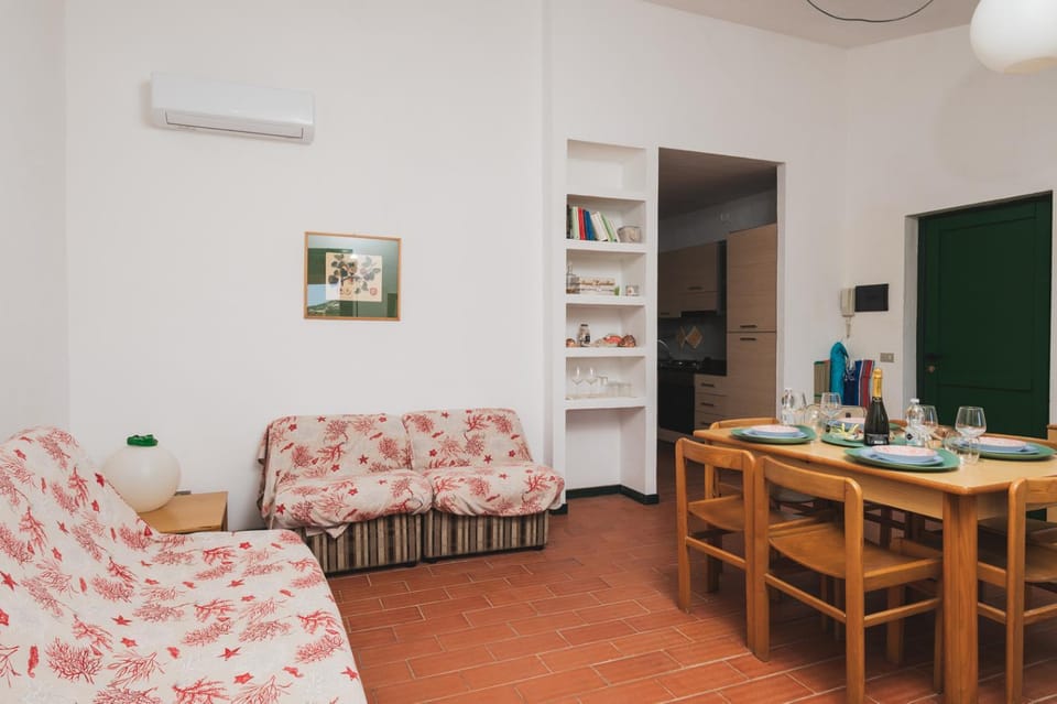 Living room, Seating area, Dining area, air conditioner