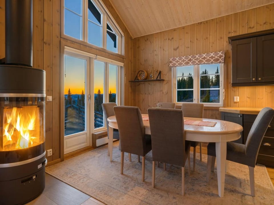 Living room, Seating area, Dining area, fireplace