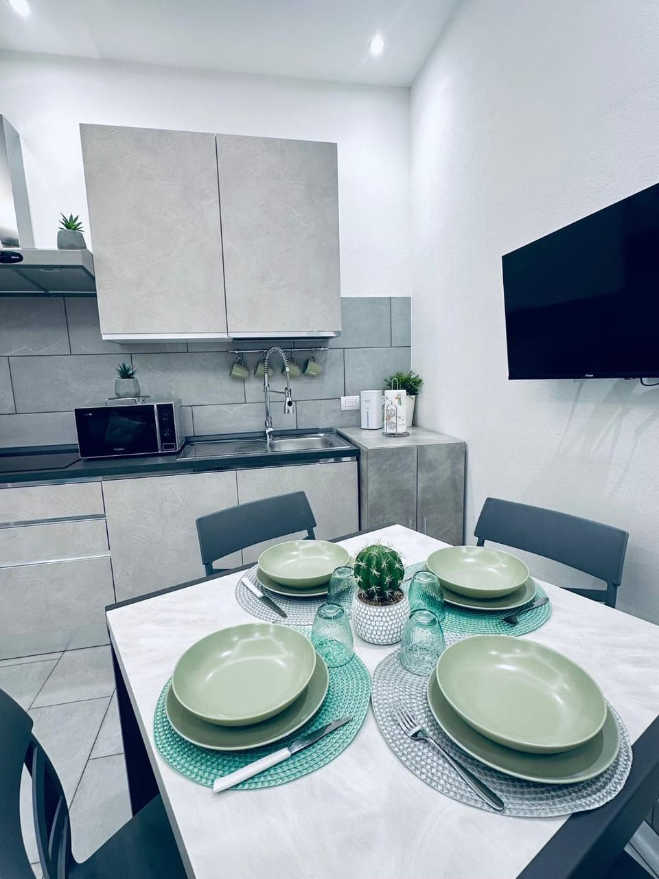 TV and multimedia, Living room, Seating area, microwave