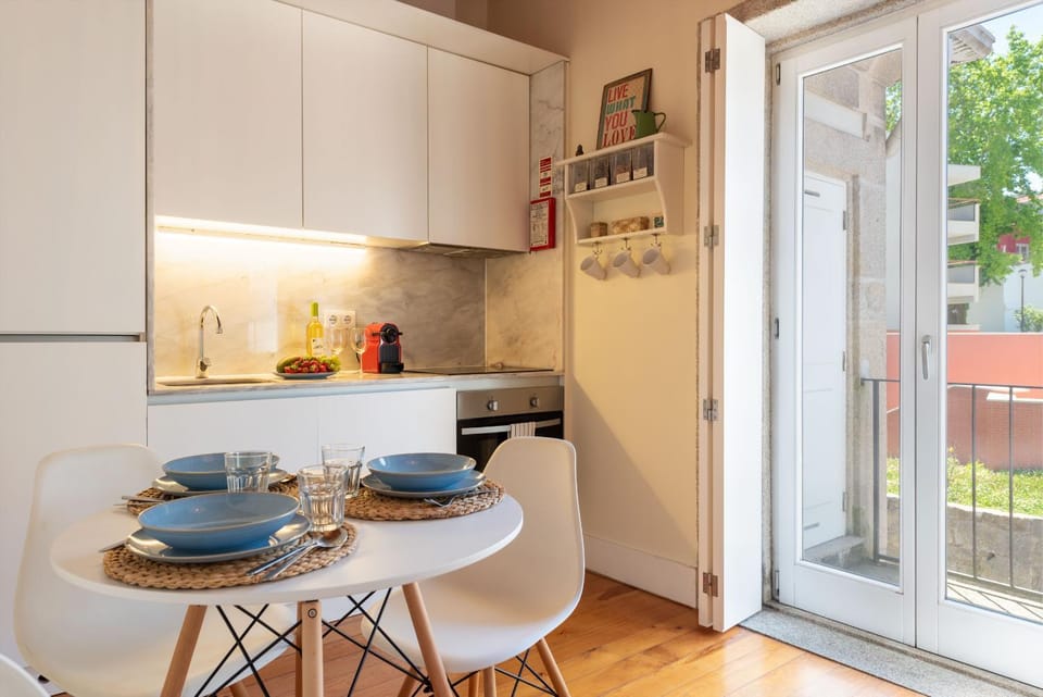 Kitchen or kitchenette, Dining area, stove