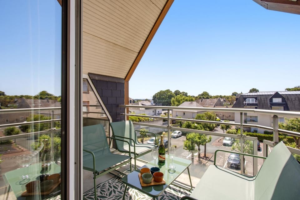Property building, Patio, Day, View (from property/room), Balcony/Terrace, Dining area