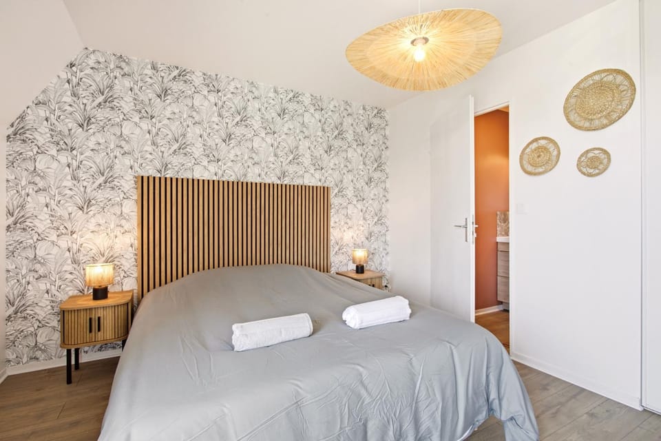 Bed, Photo of the whole room, Bedroom, towels