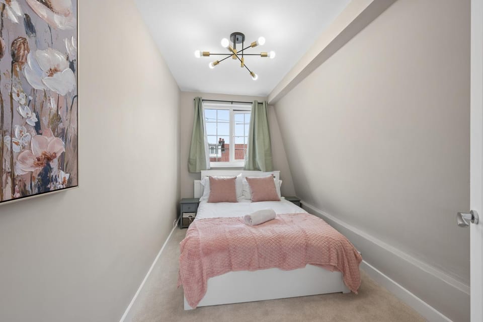 Spacious Modern home in the heart of Whitefield - Private Driveway Parking House in Bury