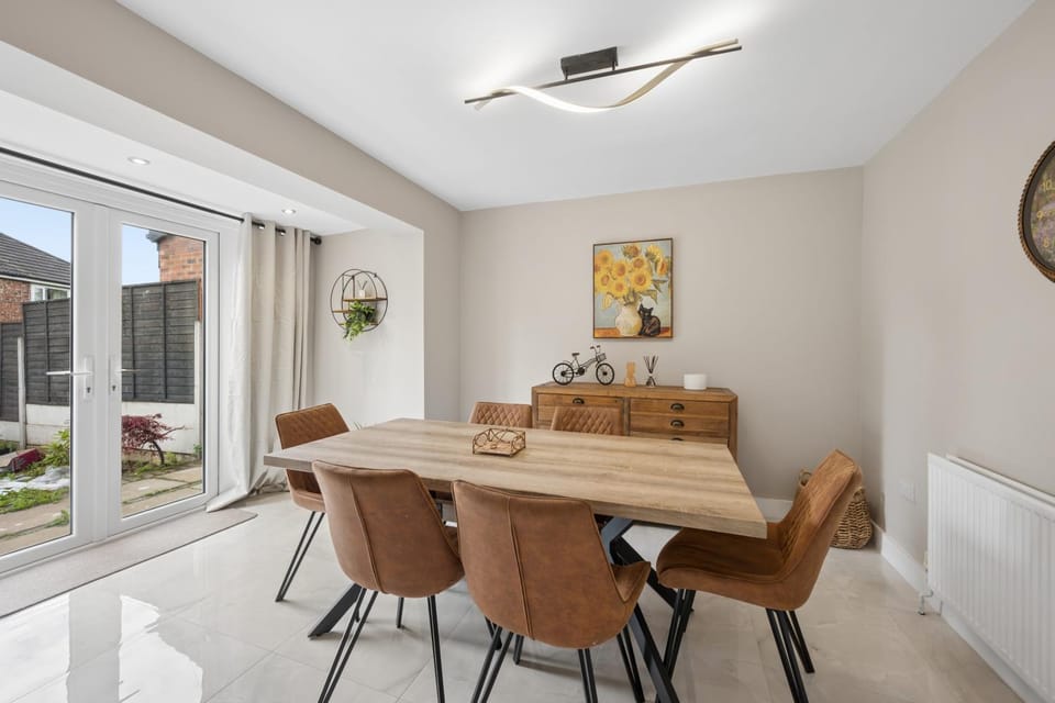 Spacious Modern home in the heart of Whitefield - Private Driveway Parking House in Bury