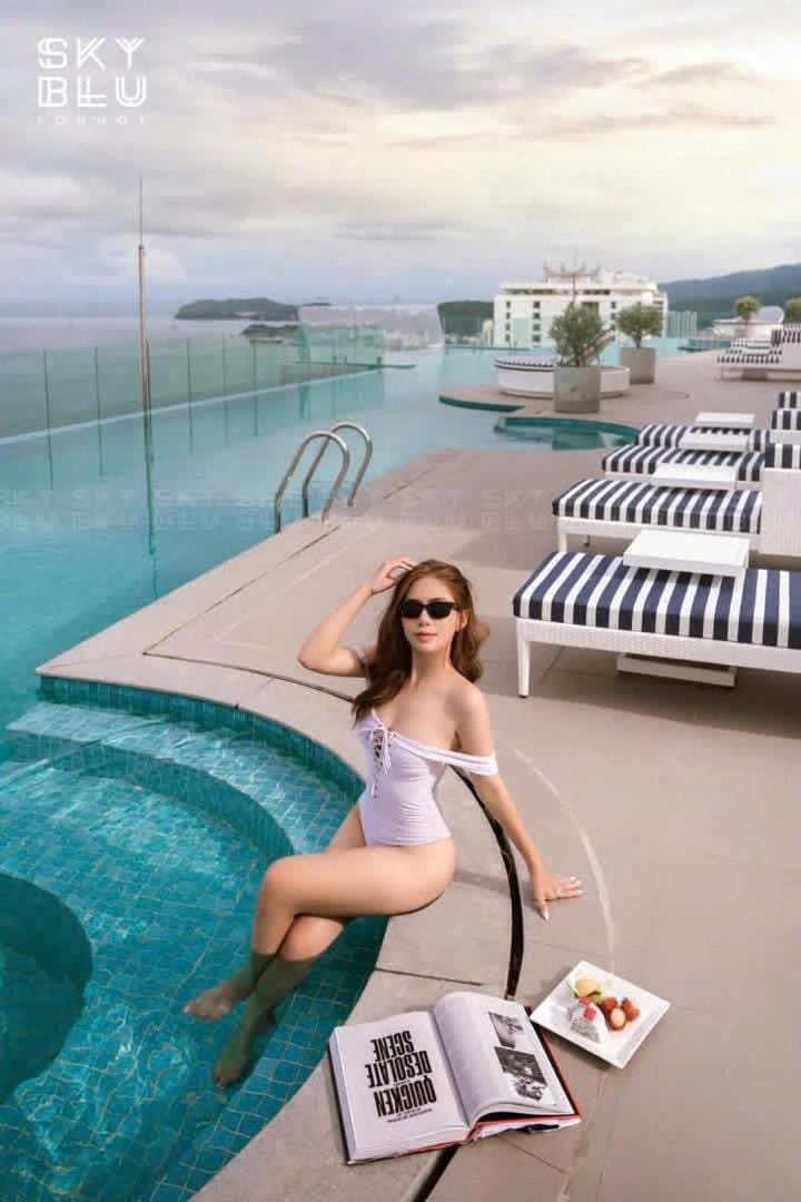 Day, Natural landscape, Swimming pool, group of guests, sunbed