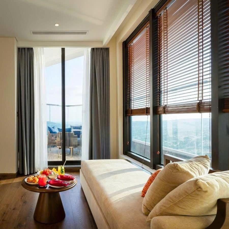 Bed, Photo of the whole room, Seating area, Bedroom, Food