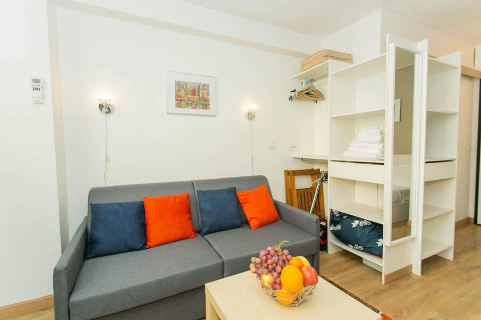 Living room, Seating area, Drinks