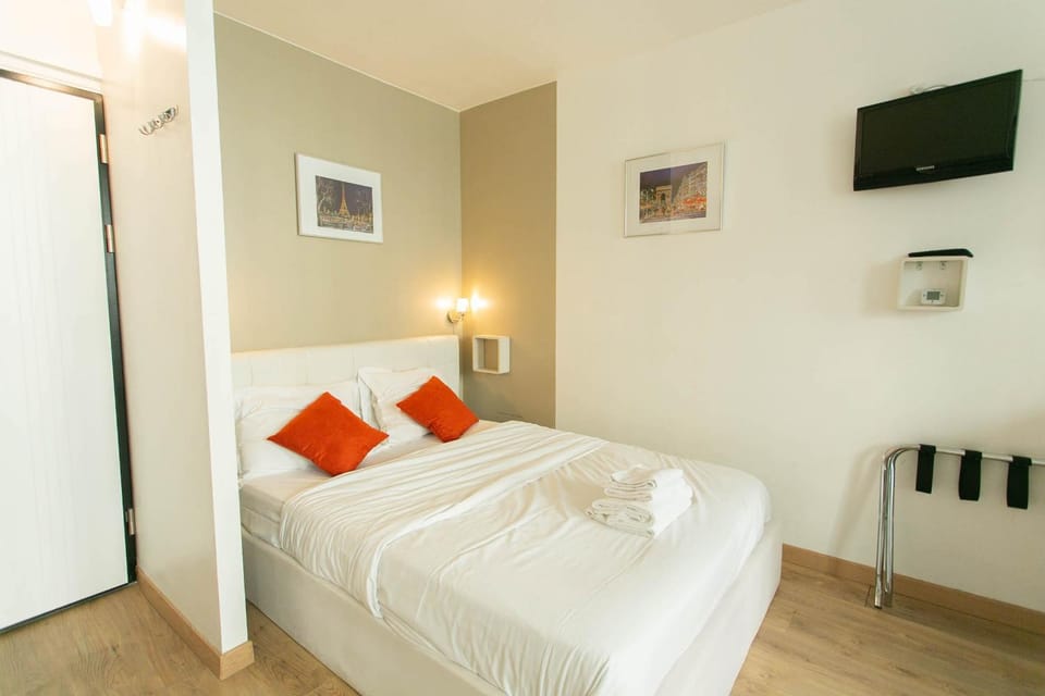 Bed, TV and multimedia, Photo of the whole room, Bedroom, towels