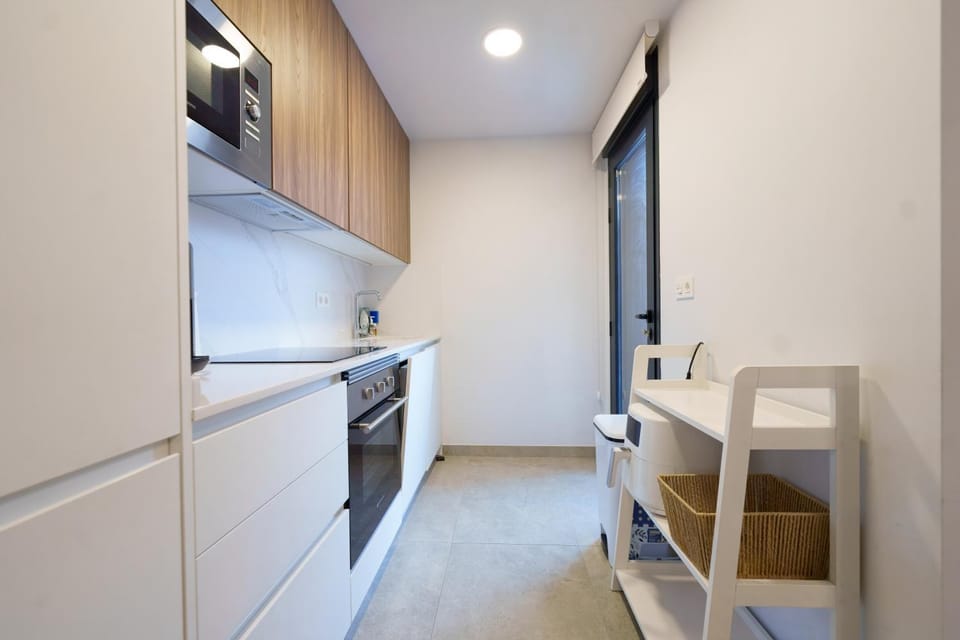 Coffee/tea facilities, dishwasher, microwave, oven, stove, kitchen