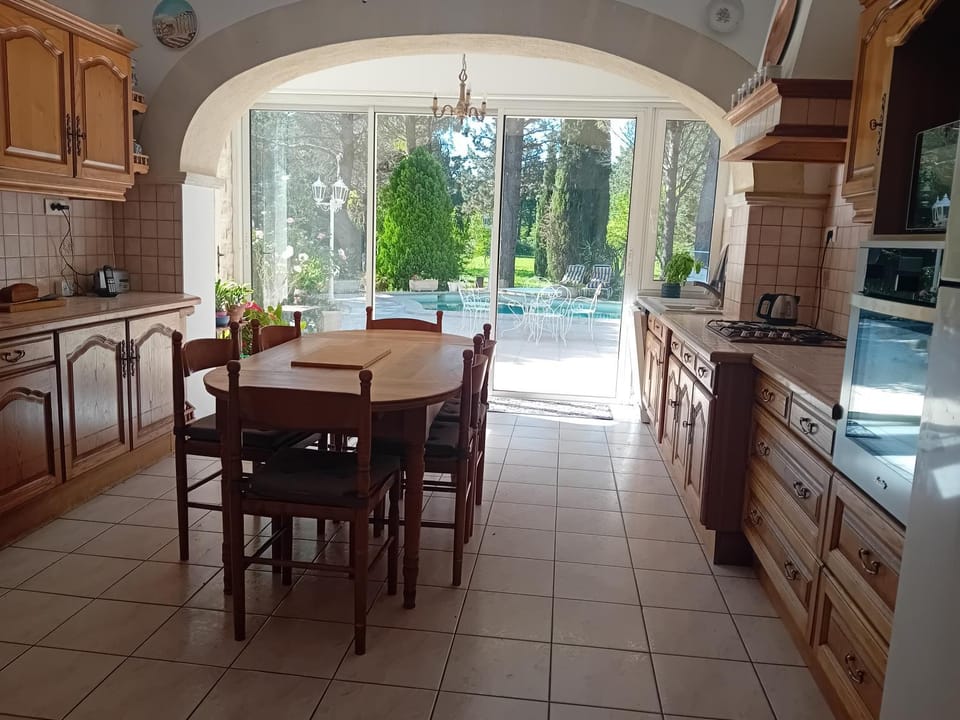 Villa en campagne, 4 chambres, avec piscine et parc clos - samedi au samedi House in Le Thor