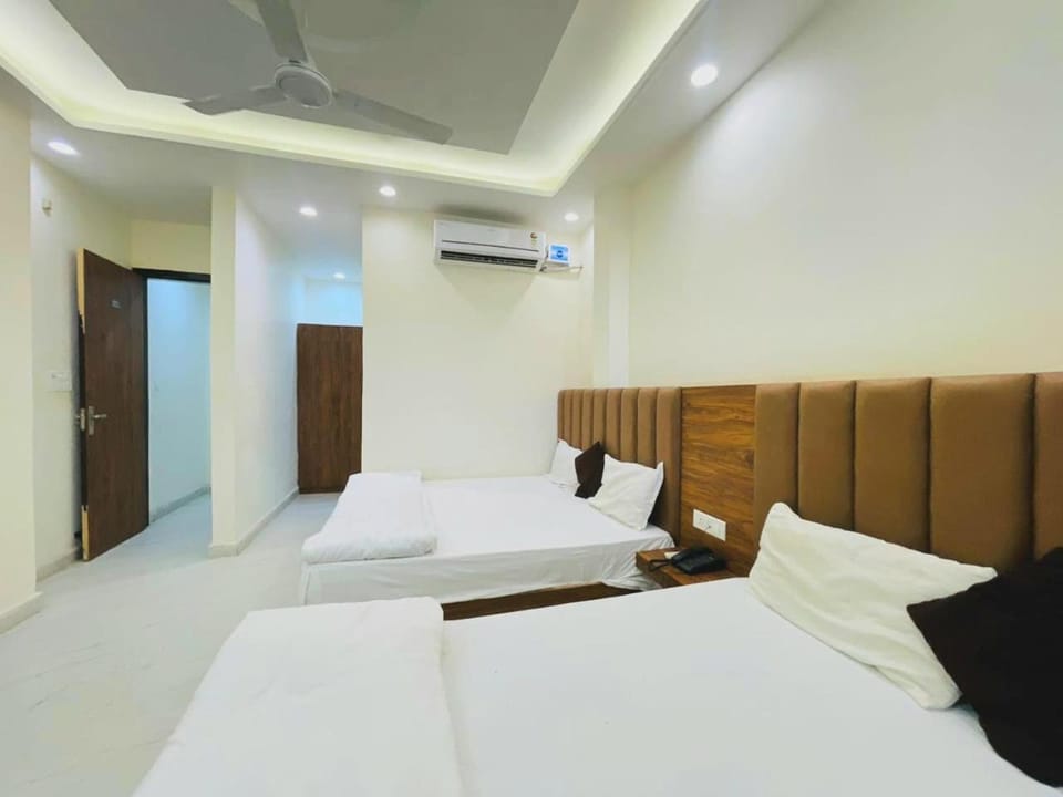 Bed, Photo of the whole room, Bedroom, towels, air conditioner