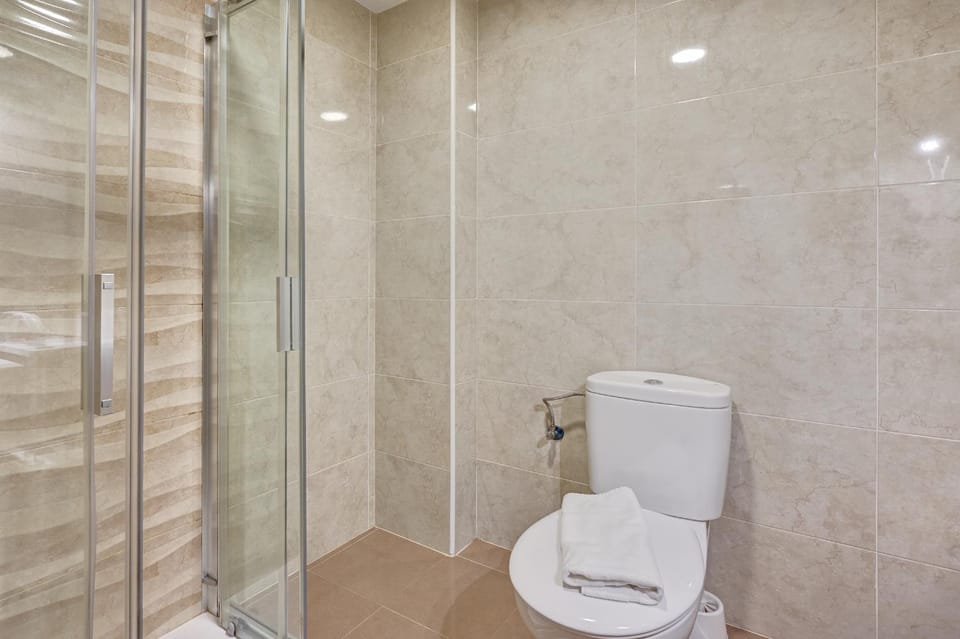 Shower, Toilet, Bathroom, towels