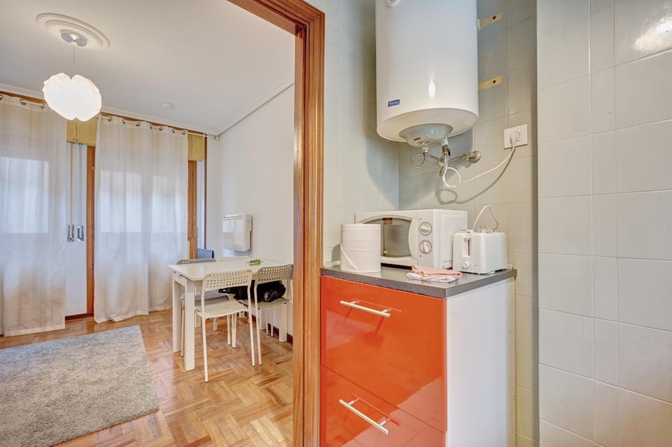 Kitchen or kitchenette, Dining area, microwave