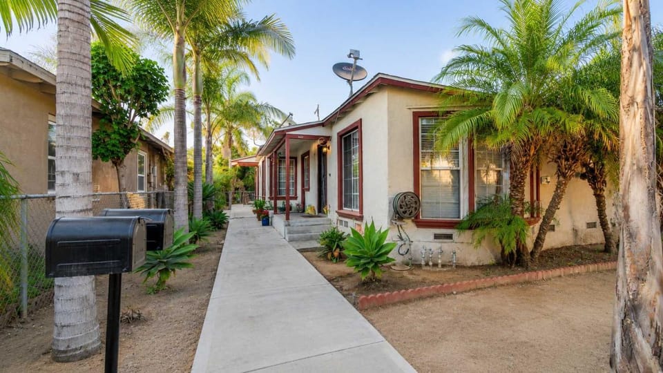 Long Beach 2BR - Near Beach Driveway Parking House in Carson