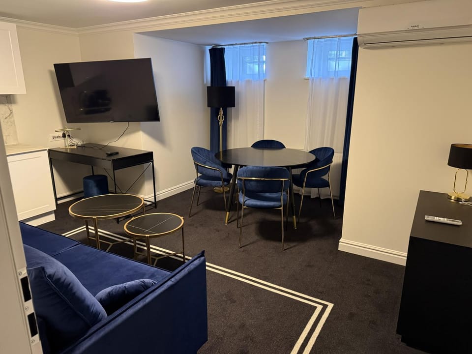 Communal lounge/ TV room, TV and multimedia, Living room, Seating area, Evening entertainment