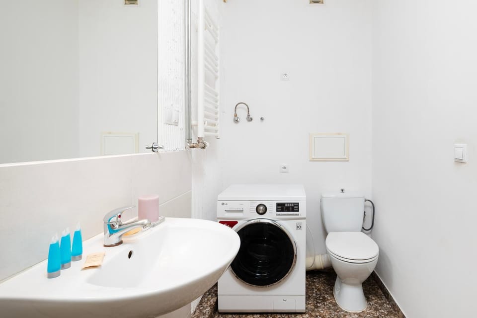 Toilet, Bathroom, towels, washing machine