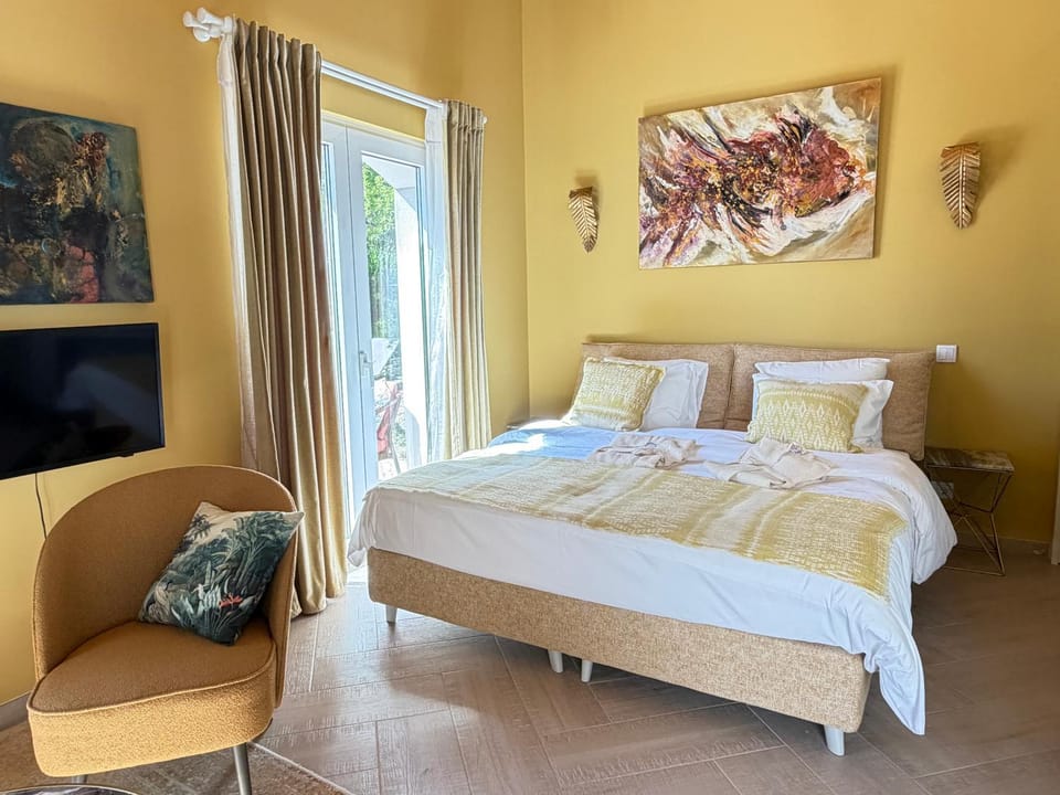 Bed, TV and multimedia, Bedroom