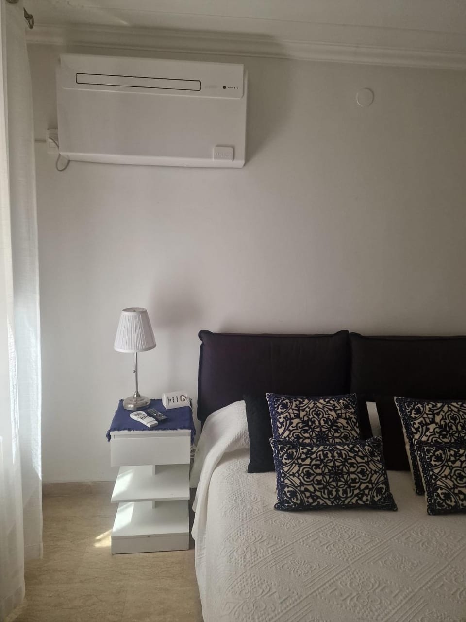 Bedroom, air conditioner