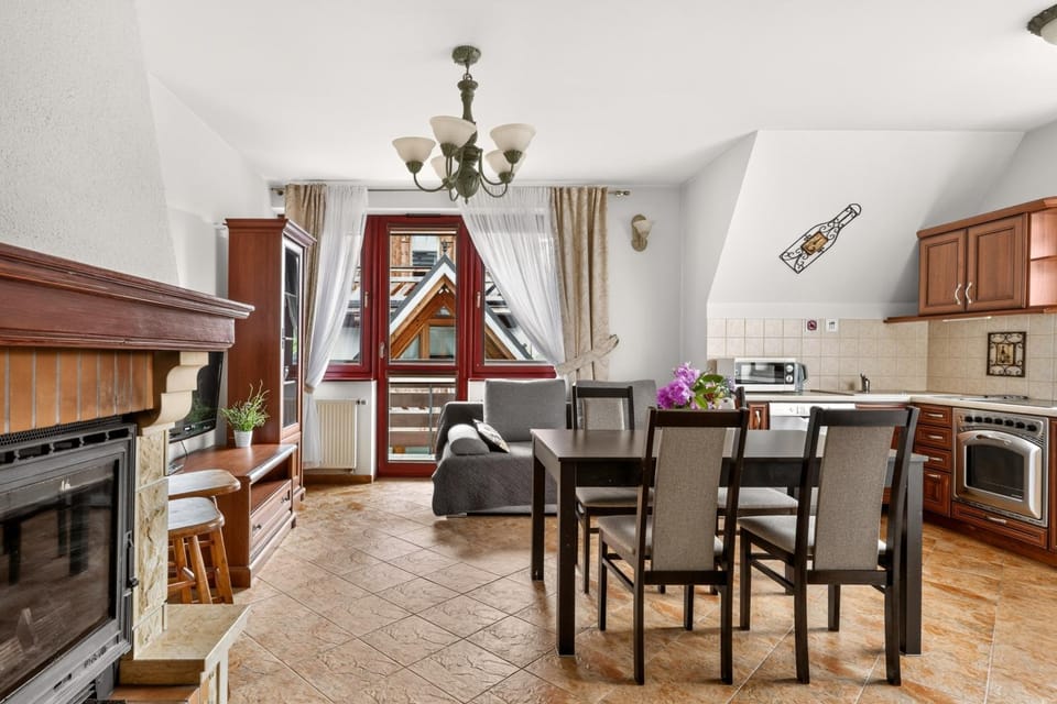 Kitchen or kitchenette, Seating area, Dining area, fireplace