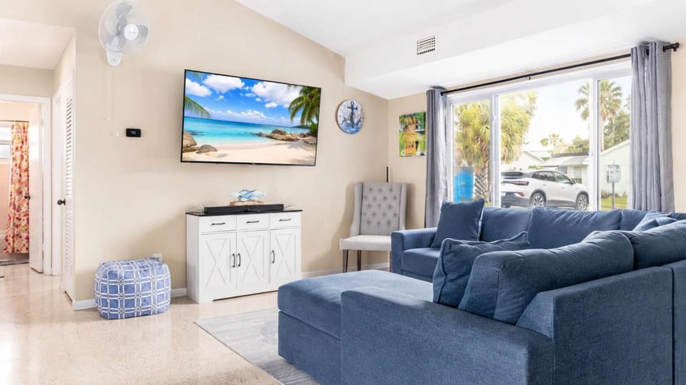 Apollo Beach Waterfront - Boat Slip & Patio House in Apollo Beach