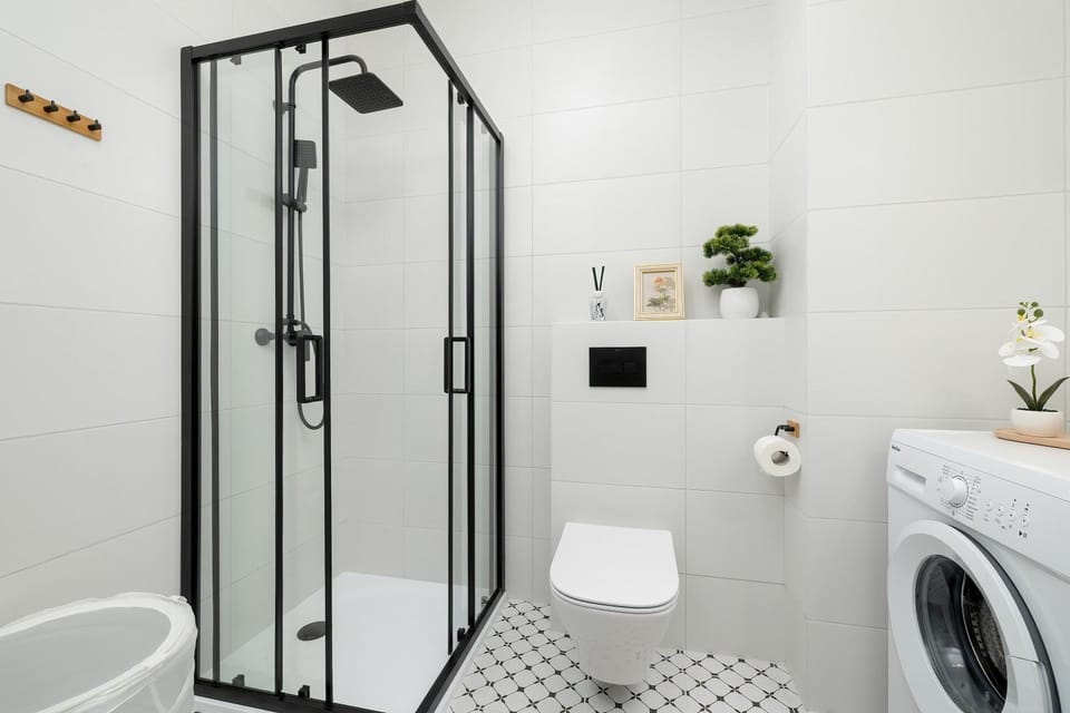 Shower, Toilet, Bathroom, towels, washing machine
