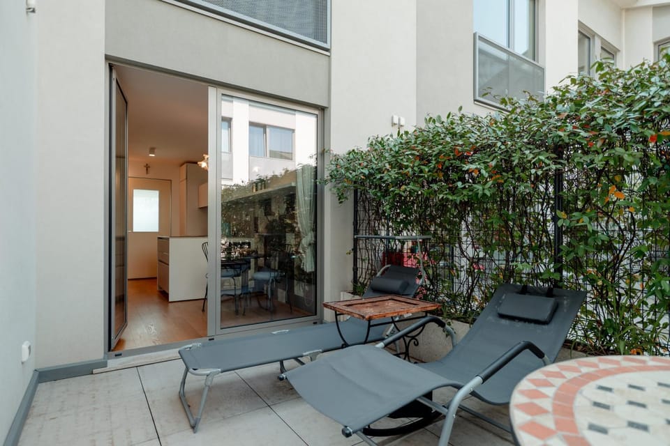 Balcony/Terrace, sunbed