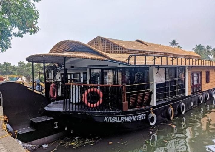 Crystal cruis House Boat Bed and Breakfast in Alappuzha