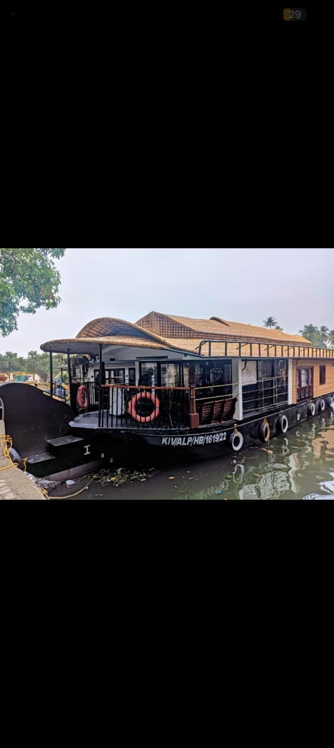 Crystal cruis House Boat Bed and Breakfast in Alappuzha