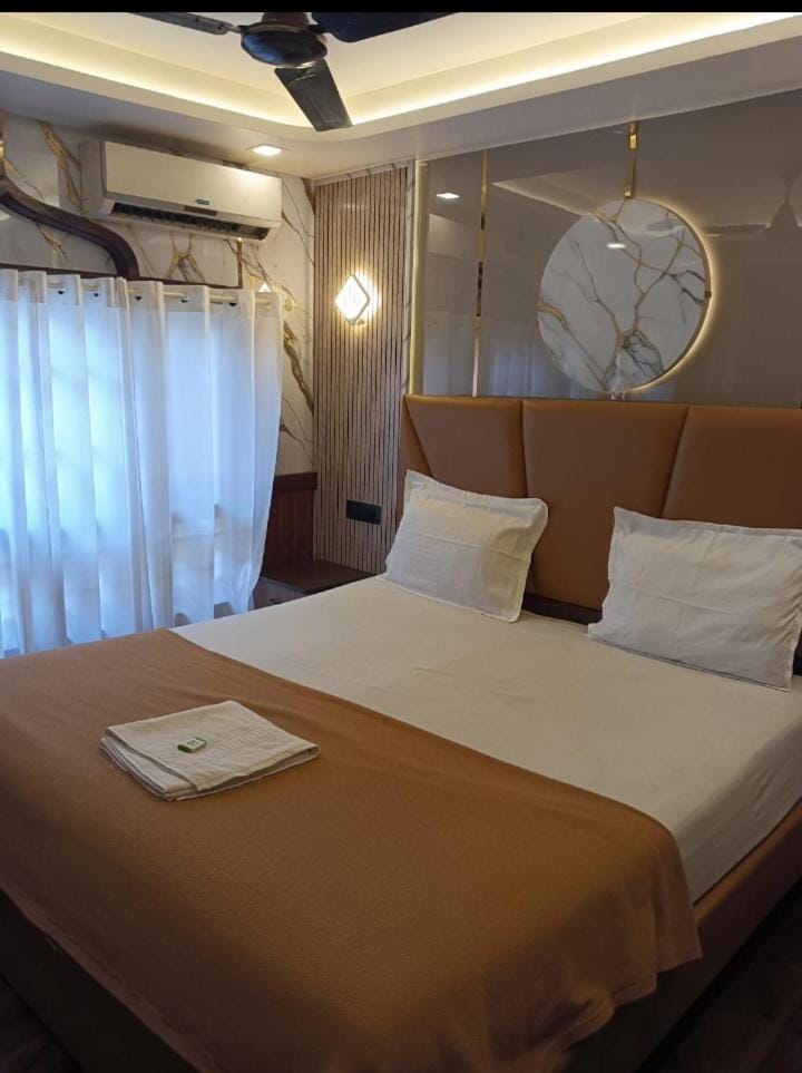 Crystal cruis House Boat Bed and Breakfast in Alappuzha