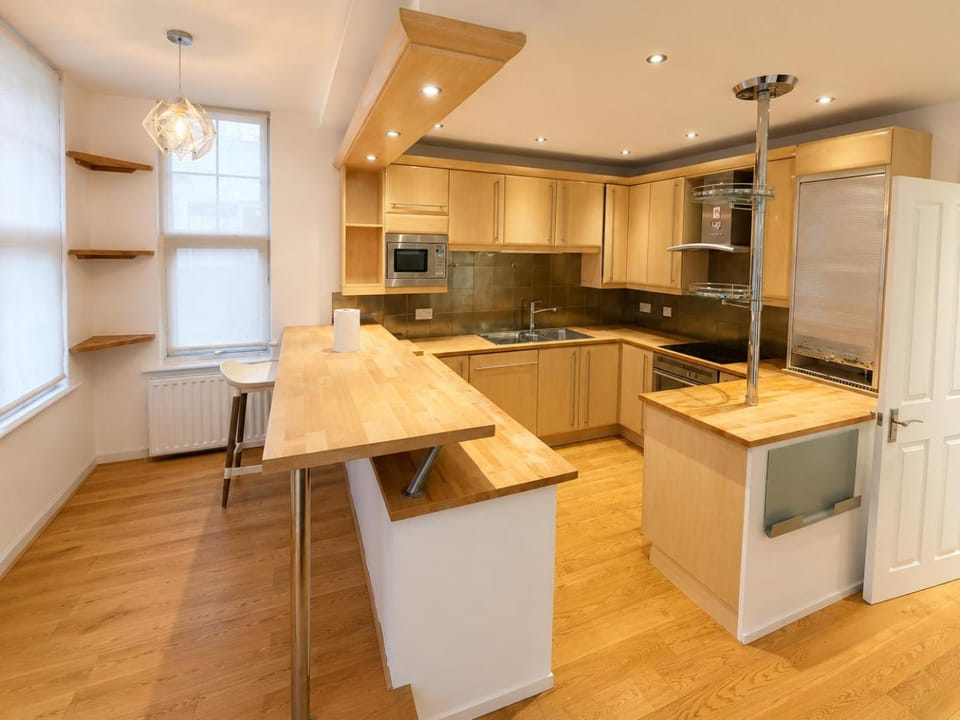 Kitchen or kitchenette, Dining area, minibar, oven, stove