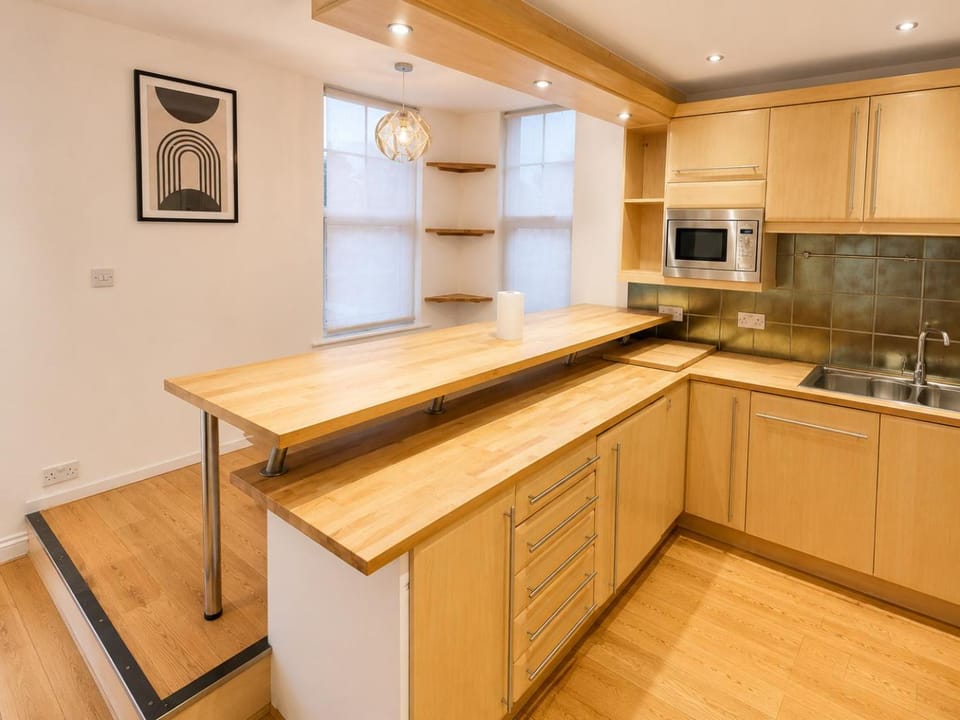 Kitchen or kitchenette, minibar, oven, stove