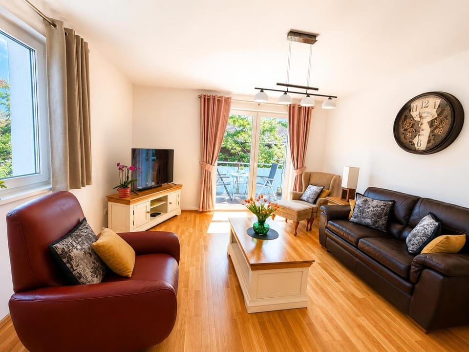 Communal lounge/ TV room, TV and multimedia, Living room, internet