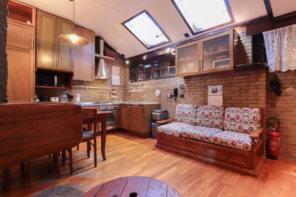 Living room, oven