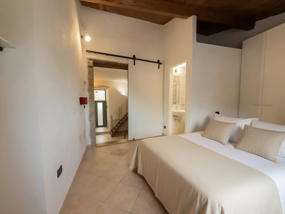 Bed, Bathroom, Photo of the whole room, Bedroom, internet