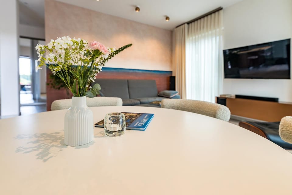 TV and multimedia, Living room, Seating area, Dining area