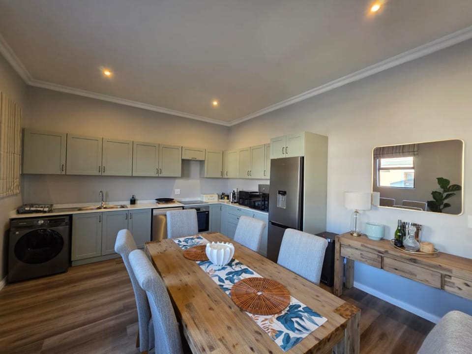 Kitchen or kitchenette, Seating area, Dining area, oven, stove