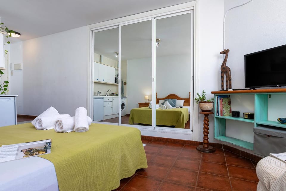Bed, TV and multimedia, Photo of the whole room, towels