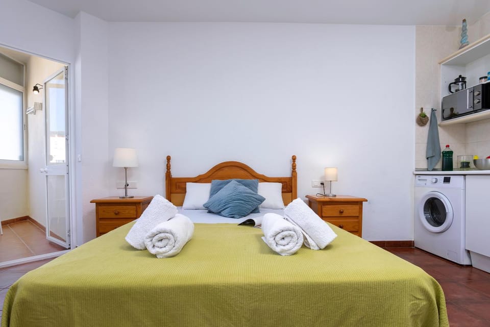 Bed, Kitchen or kitchenette, Photo of the whole room, towels, washing machine