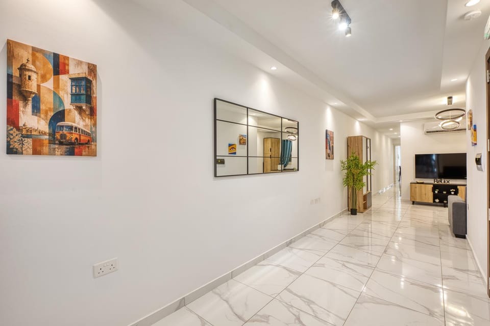 Urban Haven - Stylish 2BR Apartment with Lift & Balconies Apartment in Sliema