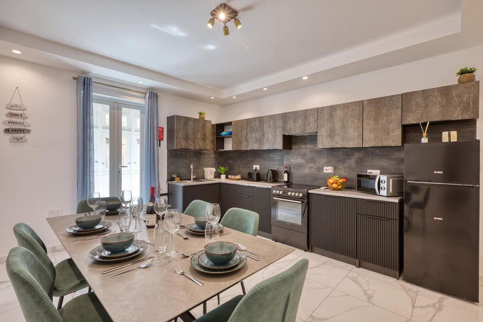 Dining area, kitchen