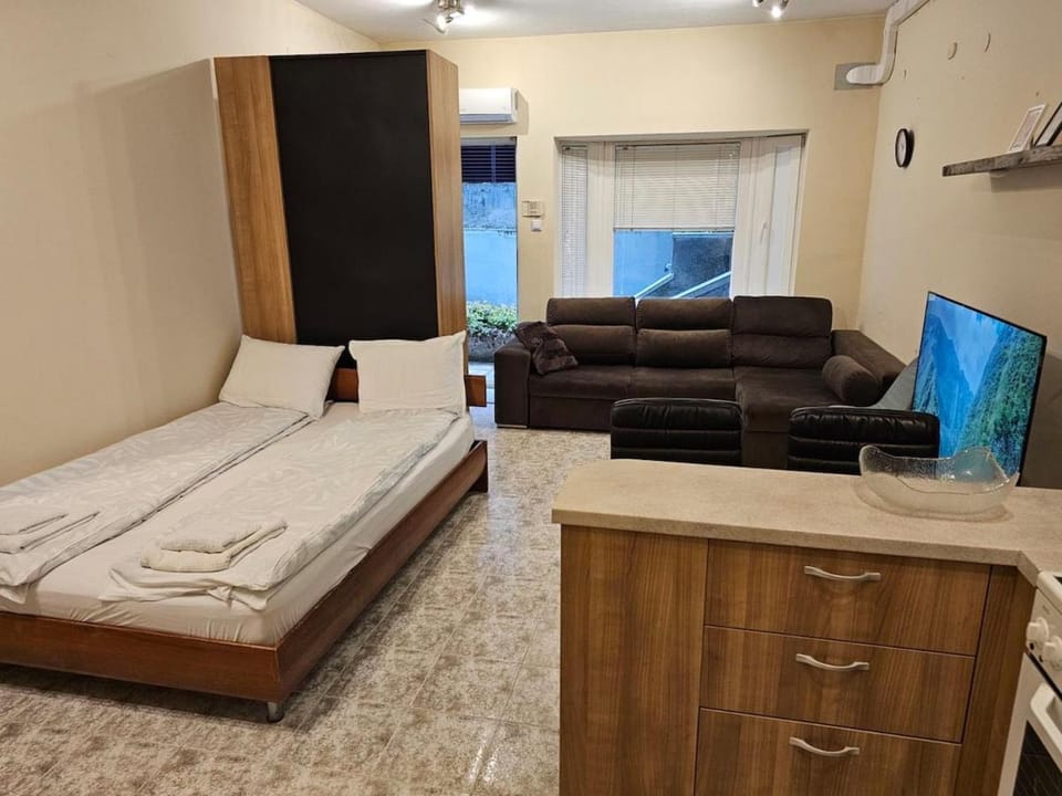 Bed, TV and multimedia, Bedroom