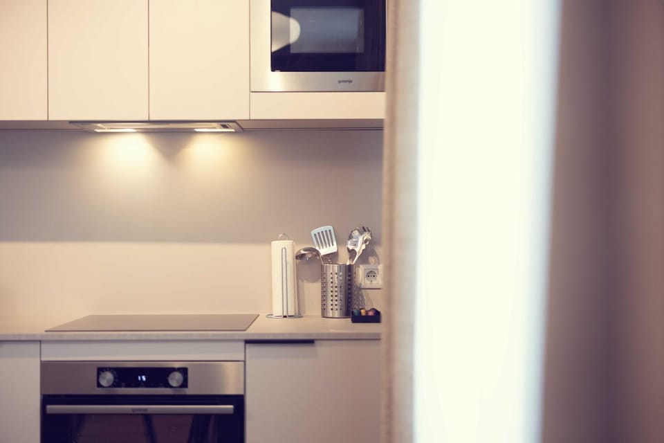 Coffee/tea facilities, Kitchen or kitchenette, microwave, oven, stove