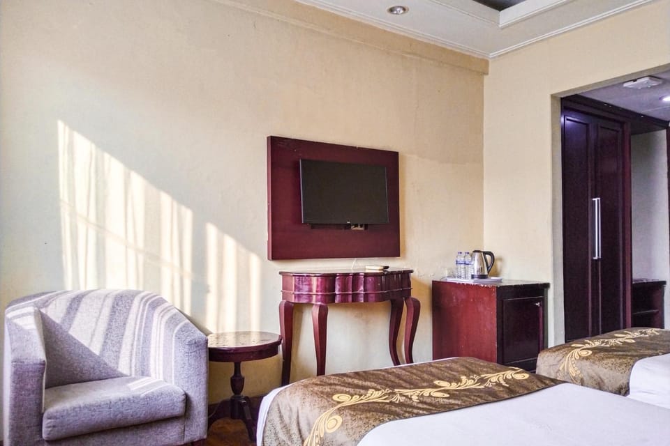 Bed, TV and multimedia, Photo of the whole room, Bedroom