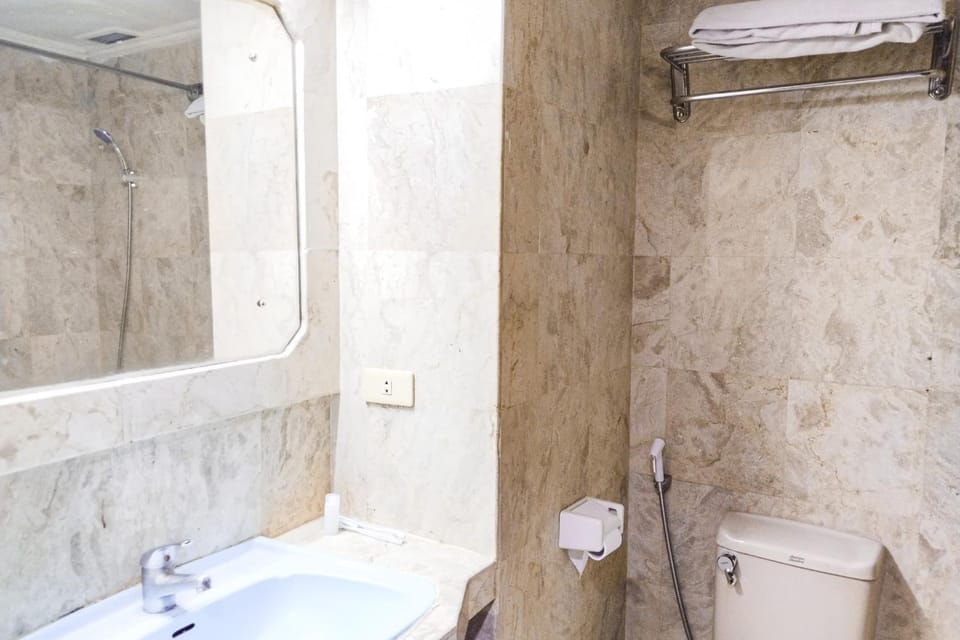 Shower, Toilet, Bathroom, towels