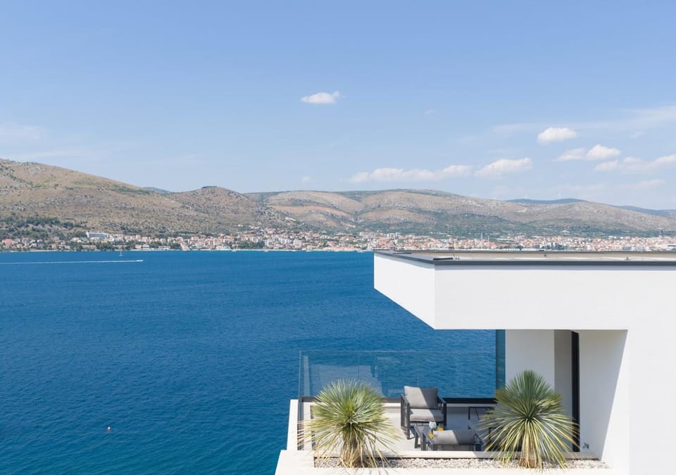 Villa Moderno seaview heated pool Villa in Okrug Gornji